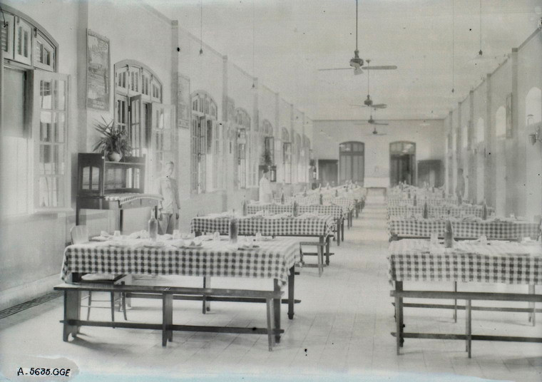 Trong nhà ăn của trường Nữ Trung học Hà Nội.