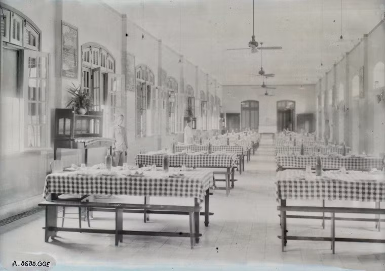 Trong nhà ăn của trường Nữ Trung học Hà Nội.