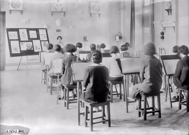 Trong một lớp học hội họa.