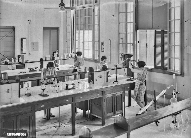 Trong phòng thực nghiệm.