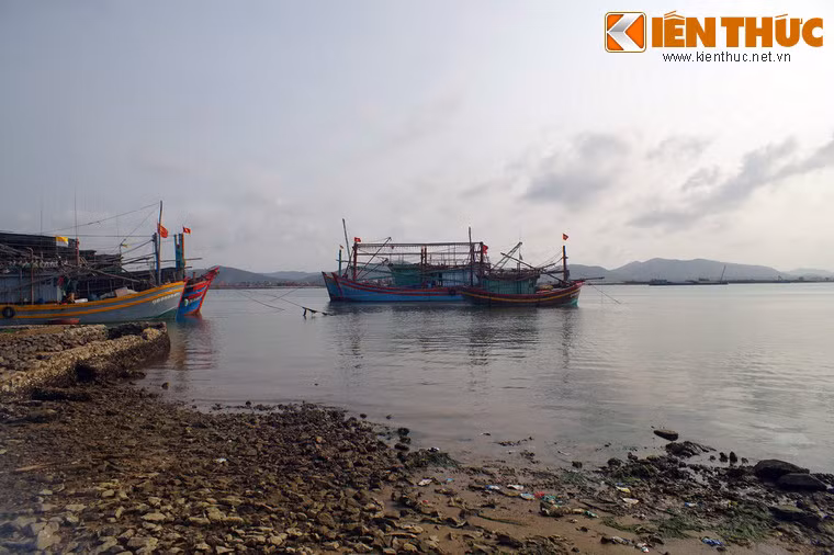 Khi đó, đoạn Quốc lộ 1 từ bờ Bắc phà Gianh trở ra bị nhân dân, du kích ta triệt để phá hoại. Vì vậy, giặc Pháp không thể sử dụng được. Bến phà Gianh ngừng hoạt động.