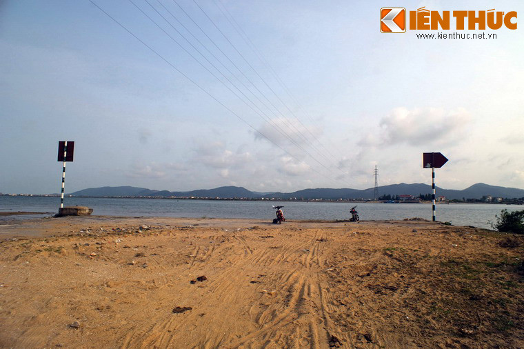 Năm 1960, bến phà Gianh xưa không còn đáp ứng được yêu cầu cho việc chi viện sức người, sức của cho tiền tuyến lớn miền Nam, Bộ Giao thông Vận tải quyết định xây bến phà Gianh mới, chuyển lên phía thượng lưu, vị trí sông hẹp nhất cách xa cửa Gianh 7 km.