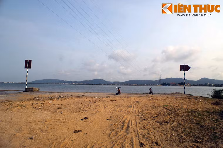 Năm 1960, bến phà Gianh xưa không còn đáp ứng được yêu cầu cho việc chi viện sức người, sức của cho tiền tuyến lớn miền Nam, Bộ Giao thông Vận tải quyết định xây bến phà Gianh mới, chuyển lên phía thượng lưu, vị trí sông hẹp nhất cách xa cửa Gianh 7 km.