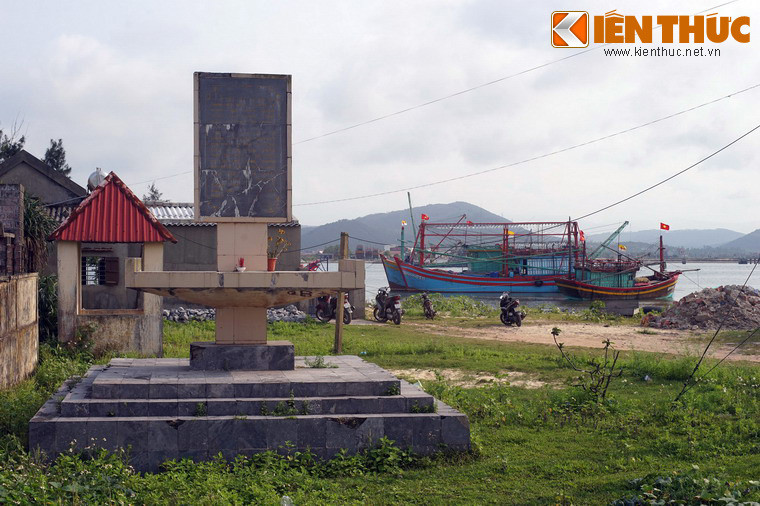 Ngược dòng lịch sử, bến phà Gianh được thực dân Pháp xây dựng trêm Quốc lộ 1 vào năm 1886. Trong giai đoạn kháng chiến chống Pháp (1947-1954), quâm Pháp đóng đồn ở Thanh Khê, ngay cạnh bờ Nam bến phà Gianh nhằm bảo vệ đường chuyển quân trên Quốc lộ 1.