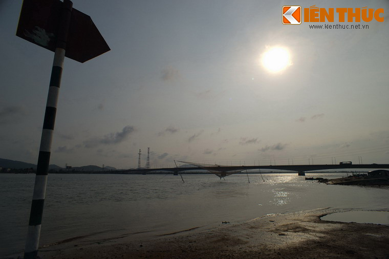 Sau ngày đất nước thống nhất, bến Phà Gianh tiếp tục đảm nhận vai trò đưa hành khách, hàng hóa và các phương tiện lưu thông qua lại trên dòng sông lịch sử cho đến năm 1998, khi cầu Gianh được khánh thành.