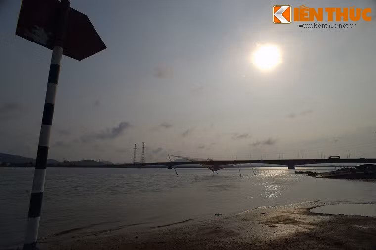 Sau ngày đất nước thống nhất, bến Phà Gianh tiếp tục đảm nhận vai trò đưa hành khách, hàng hóa và các phương tiện lưu thông qua lại trên dòng sông lịch sử cho đến năm 1998, khi cầu Gianh được khánh thành.