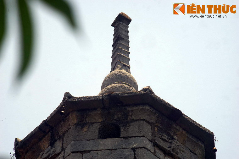 Đỉnh tháp chạm hình quả bầu hồ lô, phía trên là mô hình của một tòa tháp 9 tầng, tầng trên cùng có hình như búp sen, gợi liên tưởng đến một ngọn bút chĩa lên trời xanh.