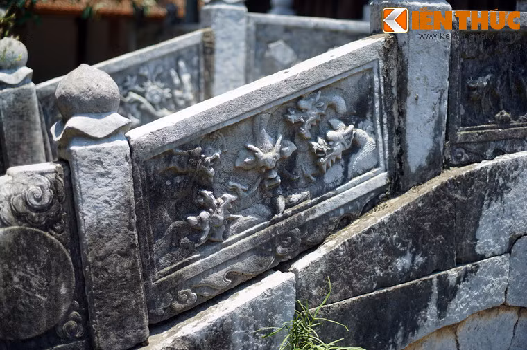 Hai bên cầu có 12 bức phù điêu đá chạm chim muông, hoa lá, linh vật… rất công phu, tinh xảo.