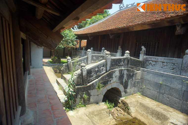 Một tác phẩm điêu khắc đá khác của chùa Bút Tháp là cây cầu nối giữa Thượng điện và Tích Thiện am. Cầu bắc qua hồ nhỏ trồng sen, súng, dài 4 mét gồm 3 nhịp uốn cong, mặt lát đá xanh.