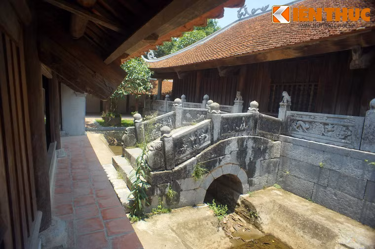 Một tác phẩm điêu khắc đá khác của chùa Bút Tháp là cây cầu nối giữa Thượng điện và Tích Thiện am. Cầu bắc qua hồ nhỏ trồng sen, súng, dài 4 mét gồm 3 nhịp uốn cong, mặt lát đá xanh.