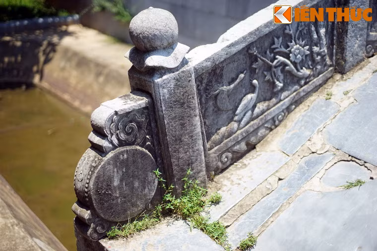 Các bức chạm thể hiện những đề tài khác nhau như tứ linh, các loài động vật, cảnh thiên nhiên… nhưng đều thống nhất với nhau ở mặt chất liệu, phong cách và thống nhất về niên đại.