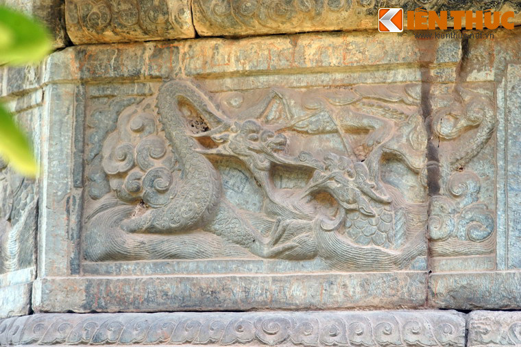 Tầng tháp dưới cùng có 13 bức chạm đá với đề tài động vật được tạo hình rất sinh động.