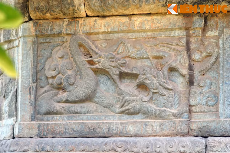 Tầng tháp dưới cùng có 13 bức chạm đá với đề tài động vật được tạo hình rất sinh động.