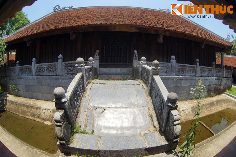 Trên lan can tòa Thượng điện có 26 bức chạm khắc đá. Cùng với 12 bức chạm ở lan can cầu đá và 13 bức quanh chân tháp Báo Nghiêm, tổng số các bức chạm khắc đá ở chùa Bút Tháp là 51.