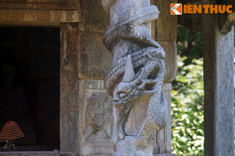 Hay cây cột đá mặt trước tầng này được chạm hình rồng cuốn.