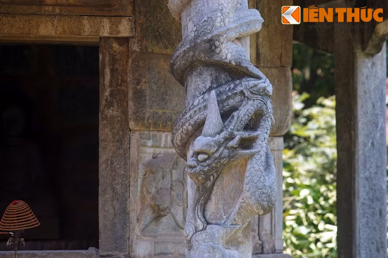 Hay cây cột đá mặt trước tầng này được chạm hình rồng cuốn.