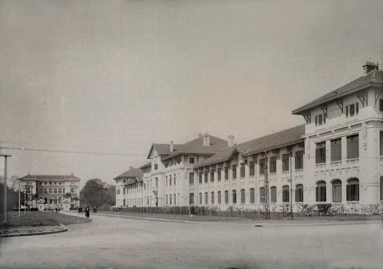 Mặt tiền của trường Albert Sarraut nằm trên đại lộ Cộng Hòa (nay là đường Hoàng Văn Thụ), phía xa là Dinh Toàn quyền (nay là Phủ Chủ tịch).