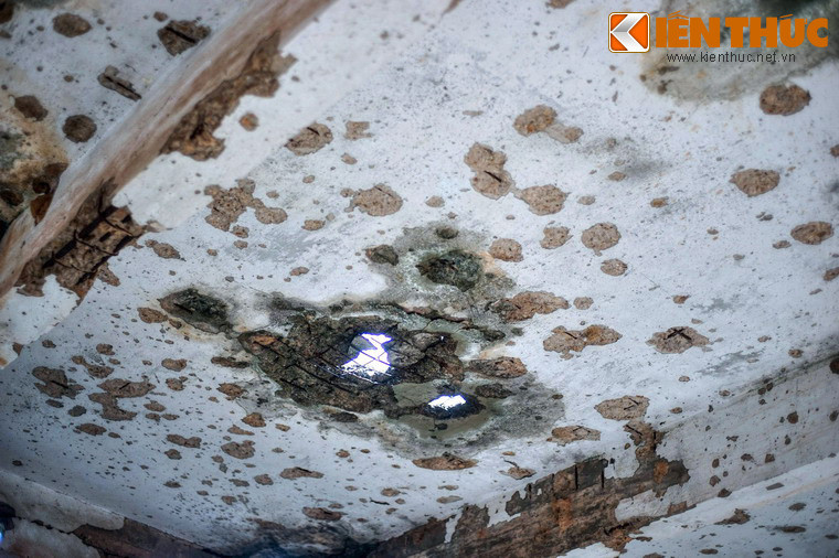 Vô vàn vết đạn in dấu trên mọi ngóc ngách của ngôi trường lịch sử.