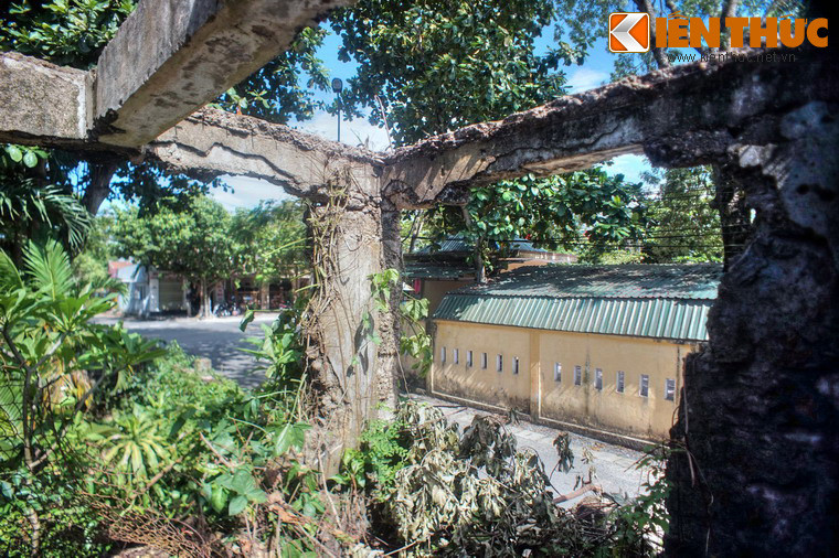 Đến thăm ngôi trường xưa, du khách phương xa sẽ không khỏi bàng hoàng trước sự tàn phá của chiến tranh hiển hiện qua những bức tường vỡ toang hoác.