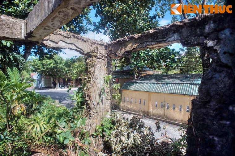 Đến thăm ngôi trường xưa, du khách phương xa sẽ không khỏi bàng hoàng trước sự tàn phá của chiến tranh hiển hiện qua những bức tường vỡ toang hoác.