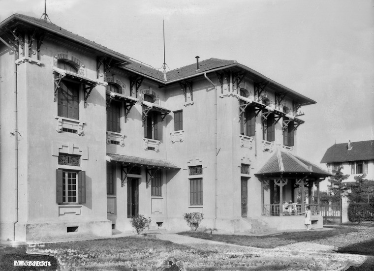 Khu nhà bên cổng ra.