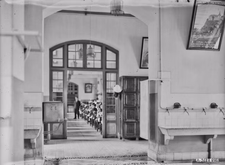 Phòng ăn của học sinh nhỏ tuổi.