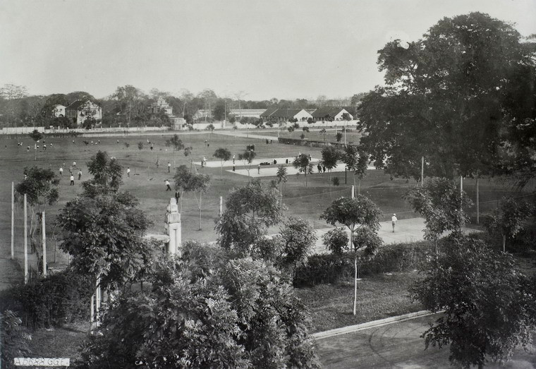 Toàn cảnh khu vực sân thể thao nhìn từ một tòa nhà của trường.