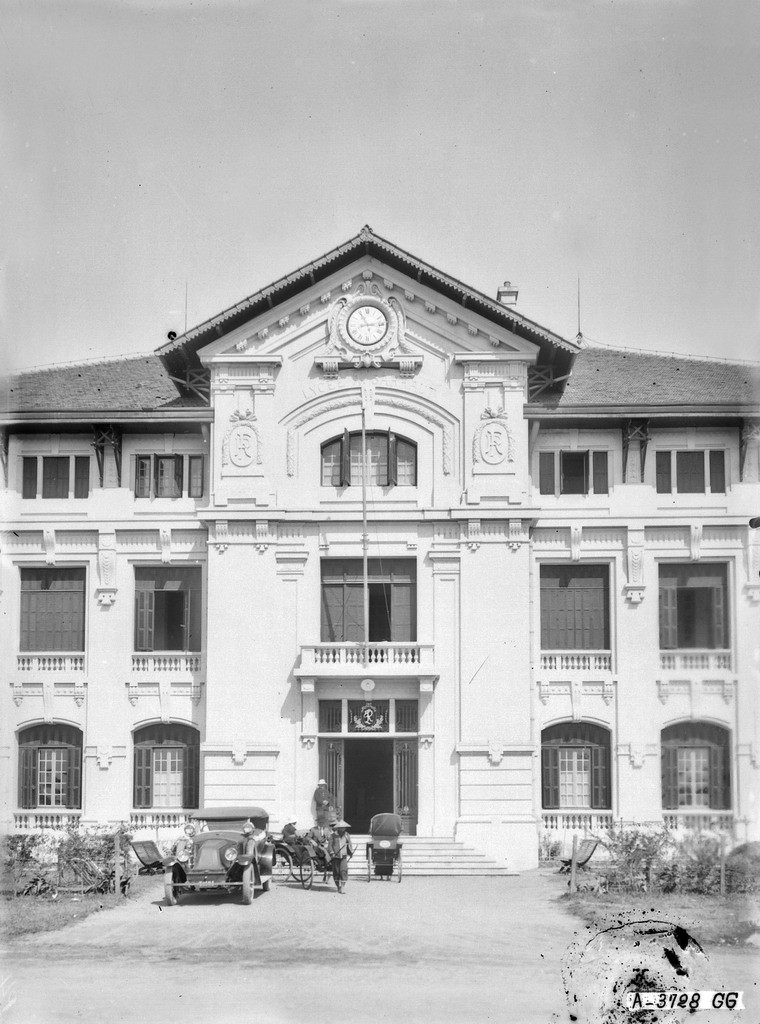 Lối vào trước tòa nhà chính của trường.