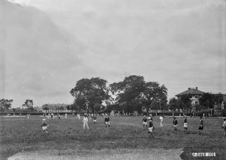 Trên sân bóng đá.