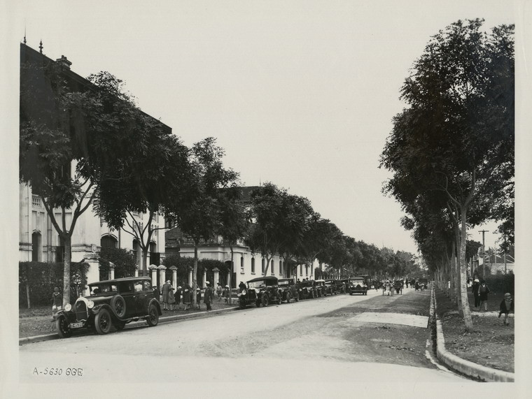 Những chiếc xe hơi chờ học sinh ở khu vực cổng ra.