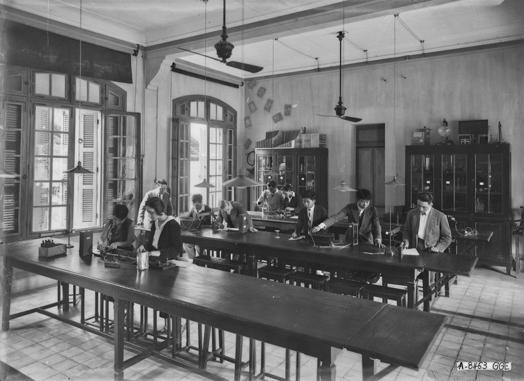 Các học sinh làm thí nghiệm vật lý.