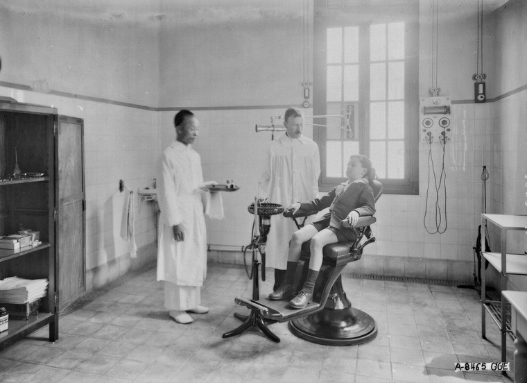 Trong phòng khám răng của bệnh xá.