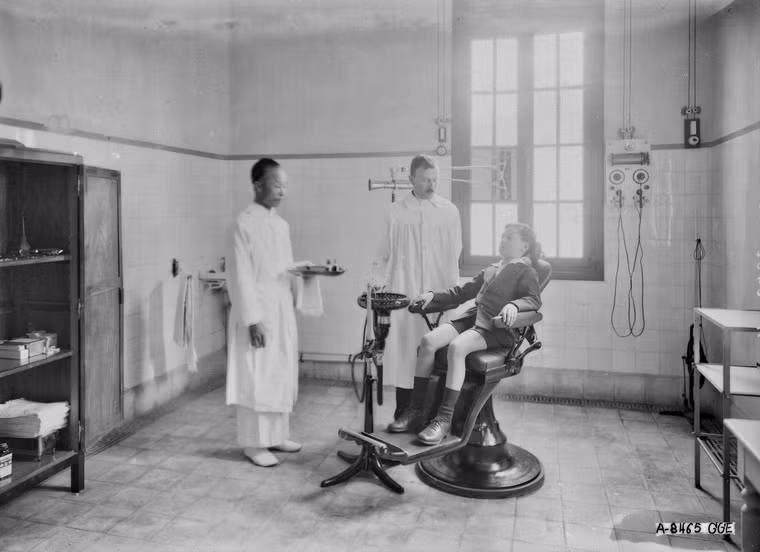 Trong phòng khám răng của bệnh xá.