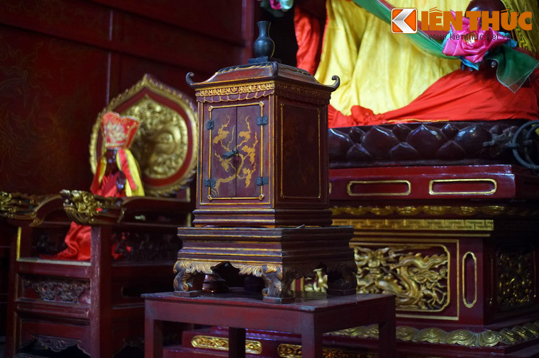 Tức thì dân các làng chài quanh đấy được phái đi mò nhưng không hề thấy. Khi Man Nương đi đò đến nơi thì bỗng nhiên hòn đá dưới nước nhảy lên vào lòng và phát sáng. Hòn đá đó được đặt tên là Phật Thạch Quang, đặt trong một hòm gỗ để thờ trước tượng Pháp Vân ở chùa Dâu cho đến nay…