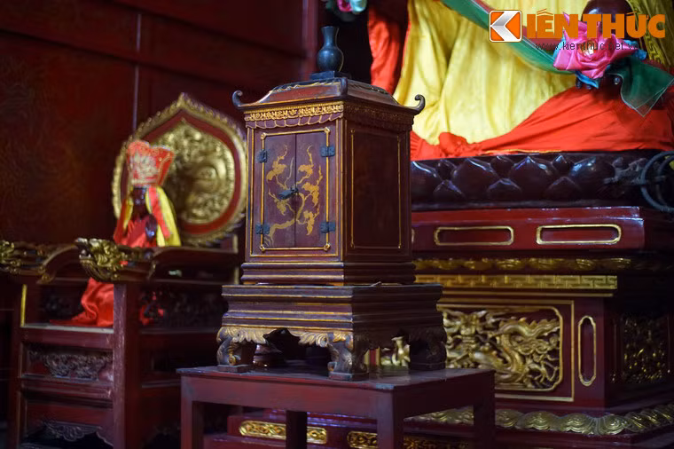 Tức thì dân các làng chài quanh đấy được phái đi mò nhưng không hề thấy. Khi Man Nương đi đò đến nơi thì bỗng nhiên hòn đá dưới nước nhảy lên vào lòng và phát sáng. Hòn đá đó được đặt tên là Phật Thạch Quang, đặt trong một hòm gỗ để thờ trước tượng Pháp Vân ở chùa Dâu cho đến nay…