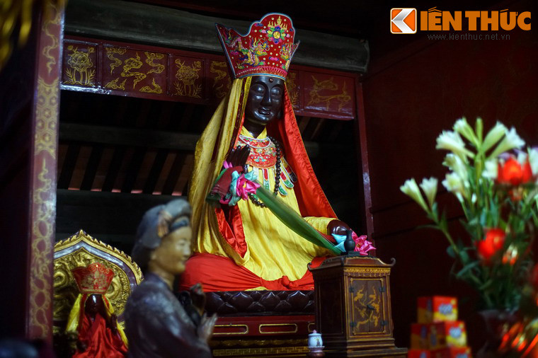 Tương truyền, nàng Man Nương là một thôn nữ mến mộ Phật pháp. Một hôm nàng nằm ngủ quên, sư Khâu-đà-la vô tình bước qua mà bỗng nhiên mang thai. Sau khi hạ sinh, nàng đem con đến trả cho sư Khâu-đà-la. Nhà sư mang đứa bé đến gốc cây dung thụ gõ cây đọc kệ. Cây bỗng nứt toác ra ôm đứa bé vào lòng.