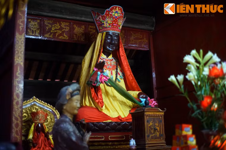 Tương truyền, nàng Man Nương là một thôn nữ mến mộ Phật pháp. Một hôm nàng nằm ngủ quên, sư Khâu-đà-la vô tình bước qua mà bỗng nhiên mang thai. Sau khi hạ sinh, nàng đem con đến trả cho sư Khâu-đà-la. Nhà sư mang đứa bé đến gốc cây dung thụ gõ cây đọc kệ. Cây bỗng nứt toác ra ôm đứa bé vào lòng.