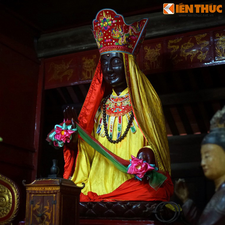 Đến năm Giáp Tý, mưa bão đánh đổ cây dung thụ trôi theo sông Dâu về đến thành Luy Lâu thì kẹt giữa dòng. Trai tráng trong vùng được huy động đến kéo cây vào bờ nhưng cây không hề nhúc nhích. Nàng Man Nương ra sông ném dải yếm thì cây dung thụ trôi ngay vào bờ.