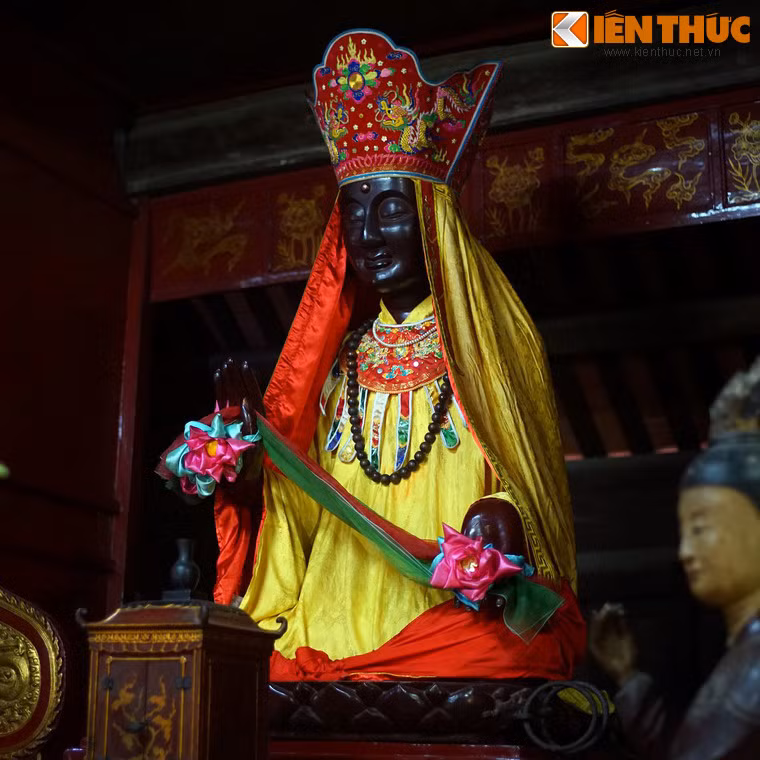 Đến năm Giáp Tý, mưa bão đánh đổ cây dung thụ trôi theo sông Dâu về đến thành Luy Lâu thì kẹt giữa dòng. Trai tráng trong vùng được huy động đến kéo cây vào bờ nhưng cây không hề nhúc nhích. Nàng Man Nương ra sông ném dải yếm thì cây dung thụ trôi ngay vào bờ.