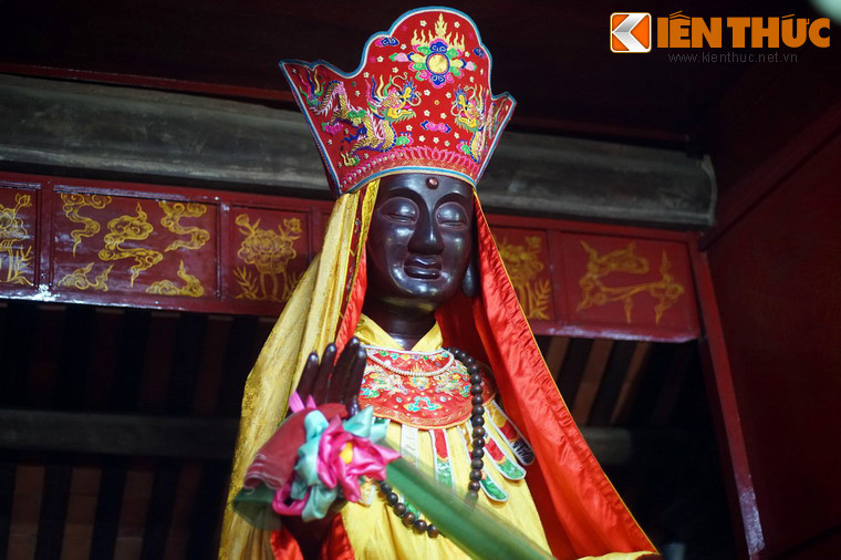 Khi ấy Thái thú Sỹ Nhiếp (137-226) trong thành Luy Lâu được mộng phải tạc cây dung thụ thành tượng Tứ Pháp để thờ. Ông cho thợ xẻ cây tạc bốn pho tượng gồm tượng Pháp Vân thờ ở chùa Dâu, tượng Pháp Vũ thờ ở chùa Đậu, tượng Pháp Lôi thờ ở chùa Tướng, tượng Pháp Điện thờ ở chùa Dàn.