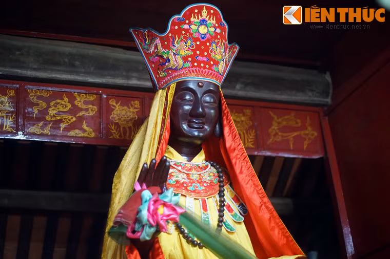 Khi ấy Thái thú Sỹ Nhiếp (137-226) trong thành Luy Lâu được mộng phải tạc cây dung thụ thành tượng Tứ Pháp để thờ. Ông cho thợ xẻ cây tạc bốn pho tượng gồm tượng Pháp Vân thờ ở chùa Dâu, tượng Pháp Vũ thờ ở chùa Đậu, tượng Pháp Lôi thờ ở chùa Tướng, tượng Pháp Điện thờ ở chùa Dàn.