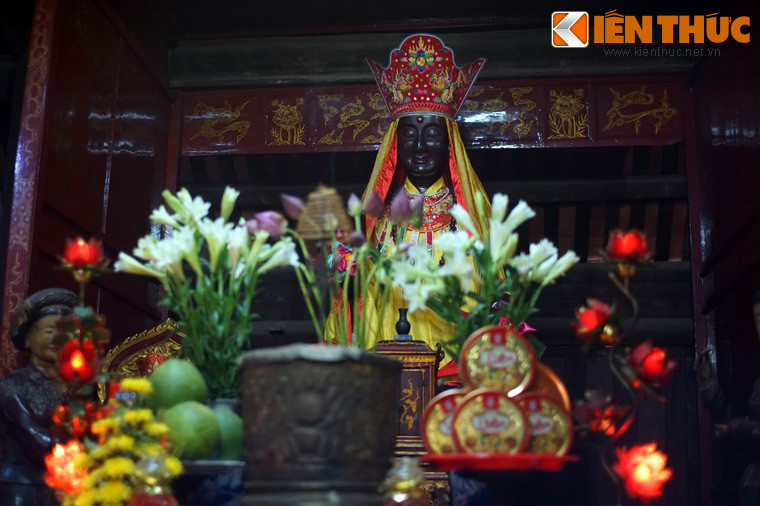 Pho tượng Pháp Vân ở chính điện chùa Dâu chính là pho tượng tiêu biểu nhất của tín ngưỡng Tứ Pháp. Tượng gắn liền với một truyền thuyết huyền bí về nàng Man Nương và sự hình thành của hệ thống Tứ Pháp được lưu truyền hàng nghìn năm qua.