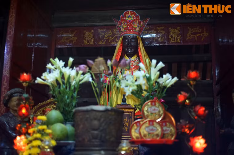 Pho tượng Pháp Vân ở chính điện chùa Dâu chính là pho tượng tiêu biểu nhất của tín ngưỡng Tứ Pháp. Tượng gắn liền với một truyền thuyết huyền bí về nàng Man Nương và sự hình thành của hệ thống Tứ Pháp được lưu truyền hàng nghìn năm qua.