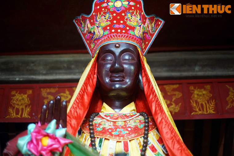 Nhưng khi làm lễ rước tượng Tứ Pháp về các chùa, chỉ rước được ba pho Pháp Vũ, Pháp Lôi, Pháp Điện, còn pho tượng Pháp Vân không hề chuyển động. Hỏi ra mới biết khi tạc tượng rìu đẽo phải hòn đá trong cây dung thụ đã quẳng xuống sông.