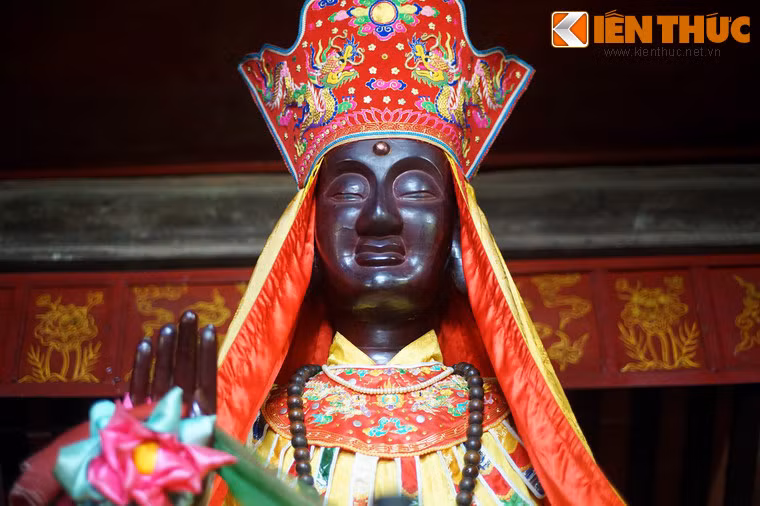 Nhưng khi làm lễ rước tượng Tứ Pháp về các chùa, chỉ rước được ba pho Pháp Vũ, Pháp Lôi, Pháp Điện, còn pho tượng Pháp Vân không hề chuyển động. Hỏi ra mới biết khi tạc tượng rìu đẽo phải hòn đá trong cây dung thụ đã quẳng xuống sông.