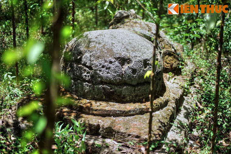 Về quy cách xây dựng và đặc điểm trang trí, phần lớn những ngôi mộ chỉ xây đắp bộ phận kiến trúc chính là nấm mộ.