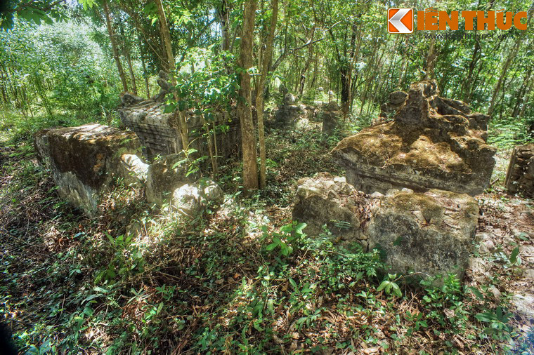 Song, có nhiều mộ có xây thành bao xung quanh, bình phong ở phía trước và các trụ biểu. Có trường hợp ba ngôi mộ dạng yên ngựa cùng có chung một vòng tường bao và bình phong.