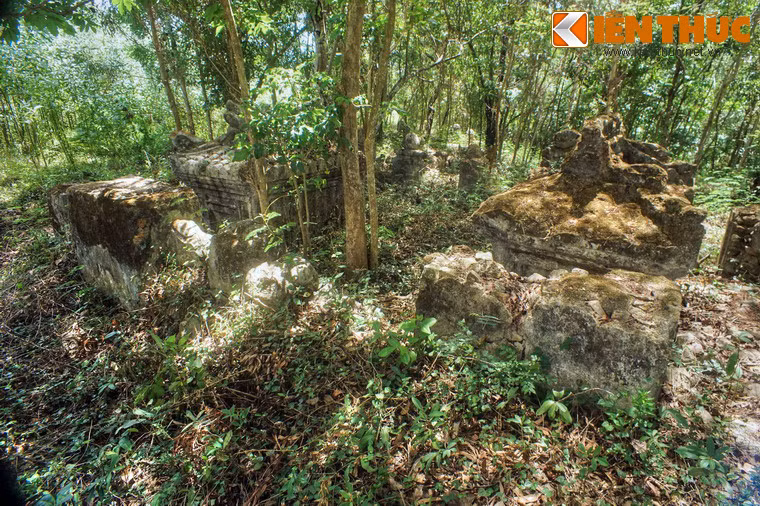 Song, có nhiều mộ có xây thành bao xung quanh, bình phong ở phía trước và các trụ biểu. Có trường hợp ba ngôi mộ dạng yên ngựa cùng có chung một vòng tường bao và bình phong.