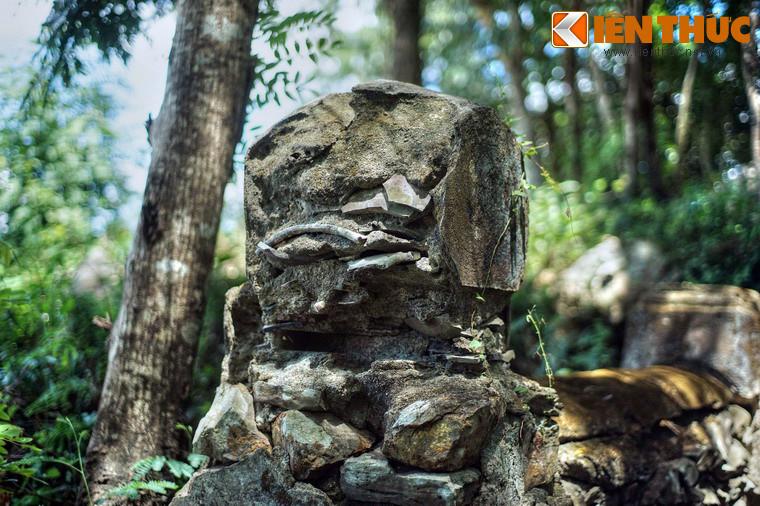 Tất cả các ngôi mộ cổ đều được phủ bên ngoài một lớp hợp chất vôi cát dày. Tại một số ngôi mộ bị sụp đổ hoặc bị bong tróc lớp hợp chất ở bề mặt, có thể nhận thấy vật liệu xây dựng chủ yếu là đá.