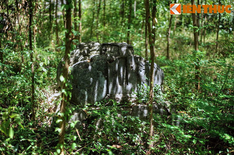 Những ngôi mộ đều quay mặt về hướng Đông hoặc Đông Nam, tức thi hài của người quá cố được chôn quay đầu về hướng Tây hoặc Tây Bắc phía đỉnh núi và chân hướng về phía chân núi. Nguyên tắc này được tuân thủ tuyệt đối, trong toàn khu mộ không có trường hợp nào ngoại lệ.